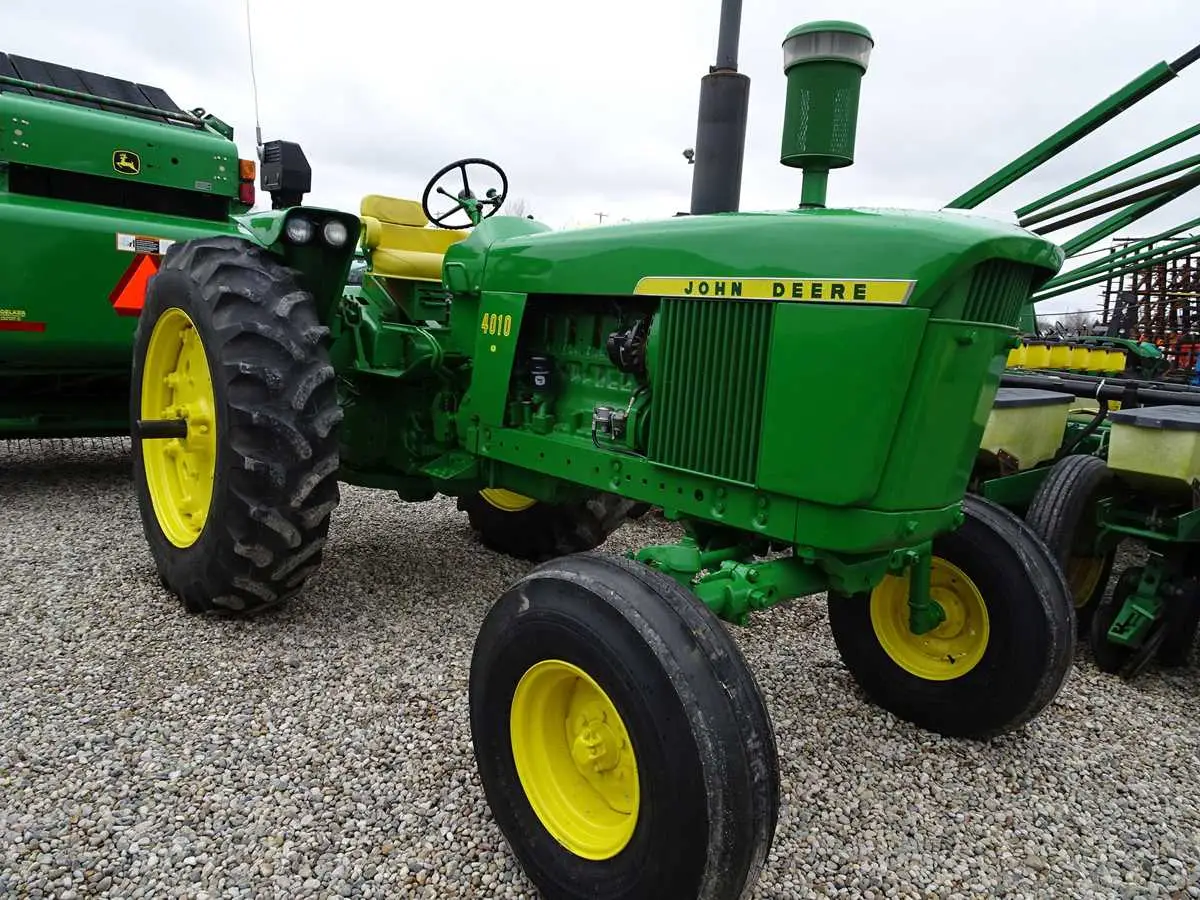 exploded diagram of injectors on a john deere 4010 tractor